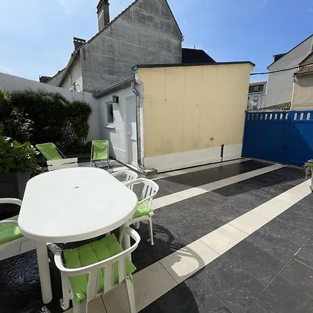 Maison 3 Chambres, Avec Terrasse Au Calme Et A 8mn A Pied ! Holiday home *
