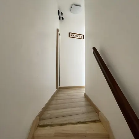 Maison 3 Chambres, Avec Terrasse Au Calme Et A 8mn A Pied ! *