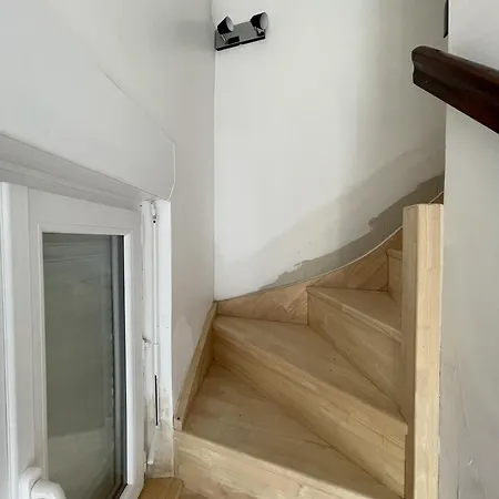 Maison 3 Chambres, Avec Terrasse Au Calme Et A 8mn A Pied ! *