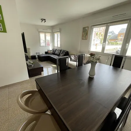 Maison 3 Chambres, Avec Terrasse Au Calme Et A 8mn A Pied ! Holiday home *