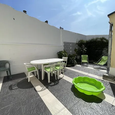 Holiday home Maison 3 Chambres, Avec Terrasse Au Calme Et A 8mn A Pied !