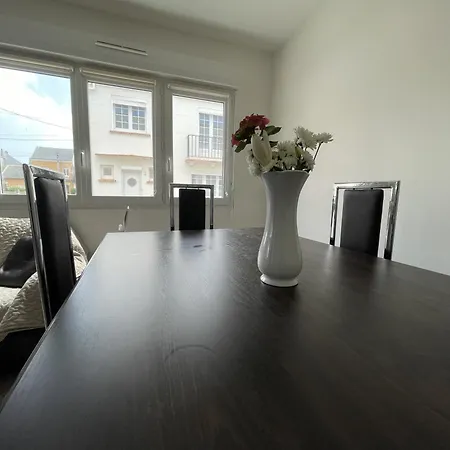 Maison 3 Chambres, Avec Terrasse Au Calme Et A 8mn A Pied ! Holiday home